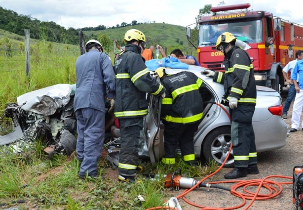 O motorista do Corolla foi retirado do veículo com a ajuda de um equipamento do Corpo de Bombeiros e levado para o Pronto-Socorro em Cataguases