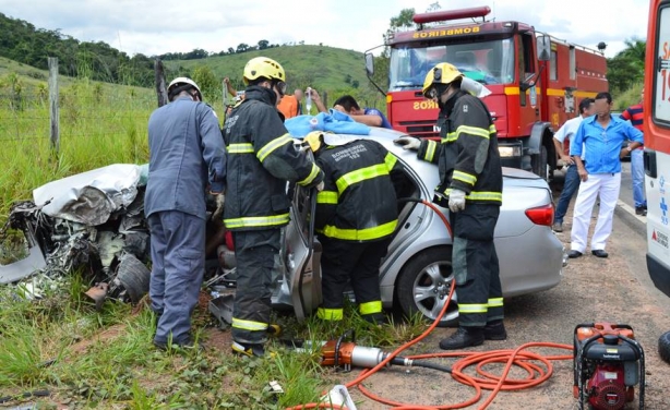 O motorista do Corolla foi retirado do ve&iacute;culo com a ajuda de um equipamento do Corpo de Bombeiros e levado para o Pronto-Socorro em Cataguases