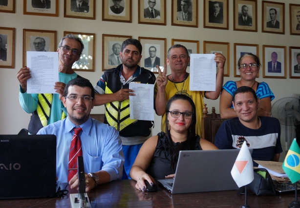 A equipe de Licitação com os novos mototaxistas do município que agora trabalham legalmente 