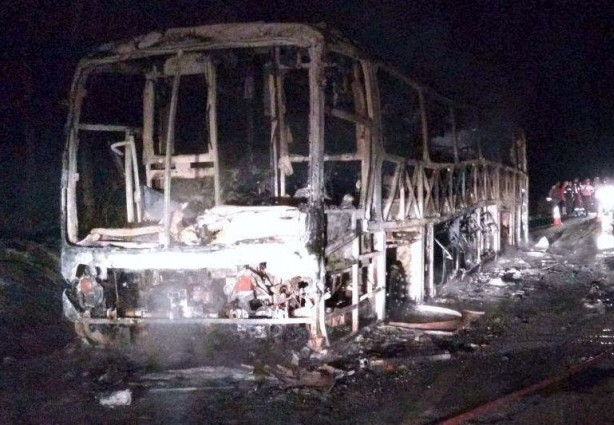 O ônibus ficou totalmente destruído pelas chamas, minutos após os passageiros e motoristas descerem do veículo