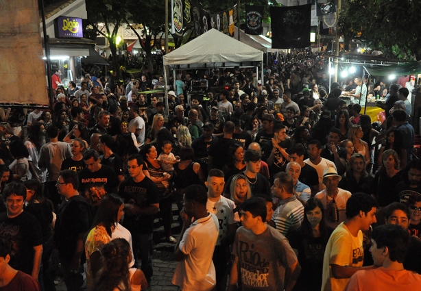 Um grande público compareceu à primeira noite do Encontro de Motociclistas de Leopoldina que termina hoje