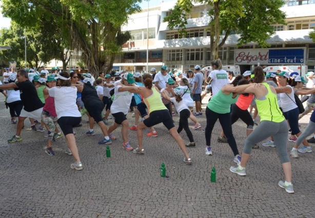 Antes da caminhada os participantes fizeram um alongamento com professores de Educação Física