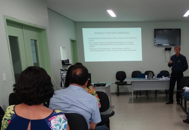 O prefeito Edson apresenta, durante a reunião, a proposta de criação do consórcio para construção do aterro sanitário