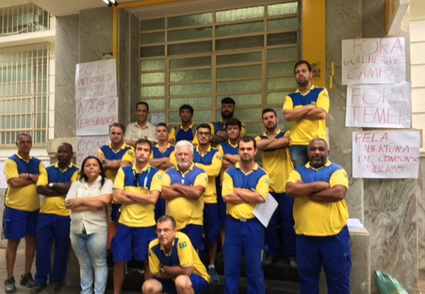 Parte dos grevistas se reuniu em frente à agência dos Correios em Cataguases na manhã desta quinta-feira, para dar início ao movimento grevista