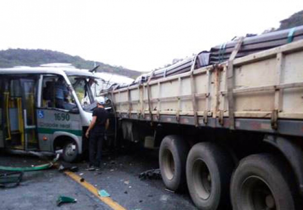 A carreta e o micro-ônibus colidiram de frente e os dois outros veículos que vinham atrás também se envolveram 