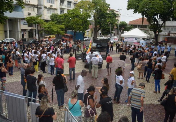 O movimento reuniu dezenas de trabalhadores na Praça Rui Barbosa para protestar contra as reformas em andamento no Congresso Nacional