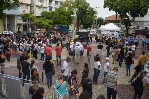 O movimento reuniu dezenas de trabalhadores na Pra&ccedil;a Rui Barbosa para protestar contra as reformas em andamento no Congresso Nacional