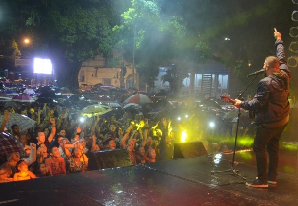 Fernandinho fez um super show debaixo de chuva para uma multidão em Cataguases