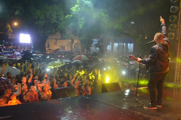 Fernandinho fez um super show debaixo de chuva para uma multid&atilde;o em Cataguases