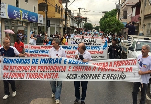 Em Muriaé o protesto aconteceu a tarde, com passeata pelas principais ruas da cidade