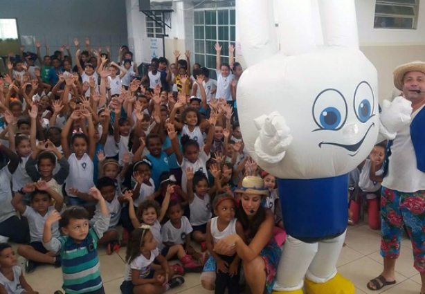 Alunos da Escola Municipal Flávia Dutra se divertiram e aprenderam com o Grupo Pera, sobre cuidados com a energia elétrica