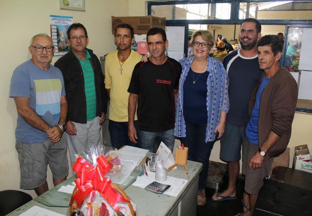 Margarida Salomão com lideranças rurais no Mercado do Produtor em Cataguases