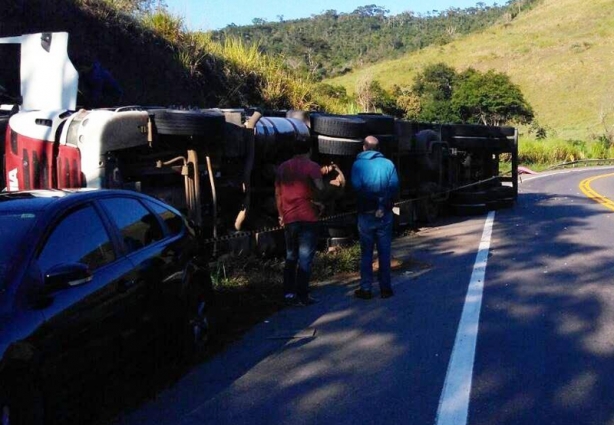 Esta carreta tombou na BR-116, em Leopoldina, nesta quarta-feira, sem deixar feridos