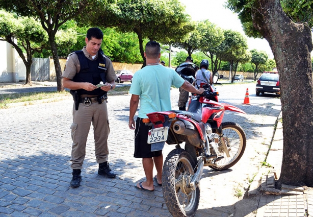 Campanhas educativas e blitz para orientar sobre segurança dos veículos estão sendo realizadas durante este mês de maio