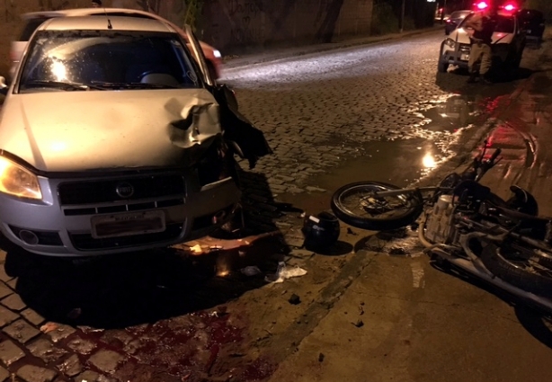 O acidente aconteceu por volta das 21 horas na Avenida Veríssimo Mendonça, no Bairro Beira Rio