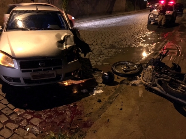O acidente aconteceu por volta das 21 horas na Avenida Ver&iacute;ssimo Mendon&ccedil;a, no Bairro Beira Rio