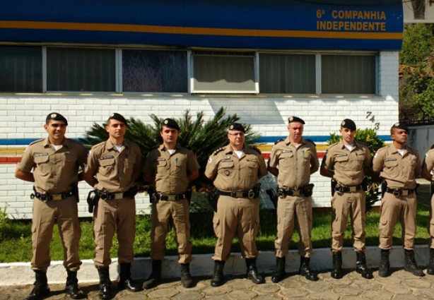 Os militares recém-formados com o comando da 6ª Companhia em Leopoldina