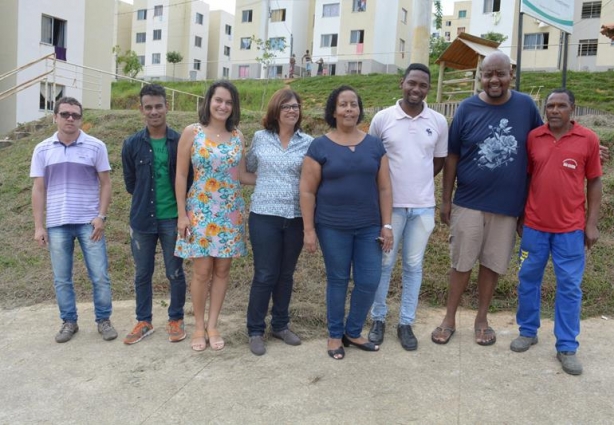 A equipe do Programa com os responsáveis pelo Residencial e a representante da Secretaria de Assistência Social durante visita ao local