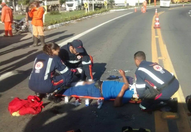 O motociclista foi atendido por uma equipe do SAMU e levado ao Pronto-Socorro