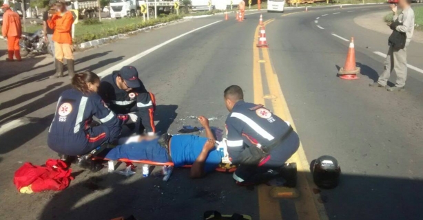 O motociclista foi atendido por uma equipe do SAMU e levado ao Pronto-Socorro