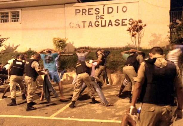 Os presos albergados foram revistados em frente ao presídio, antes de entrarem para suas celas