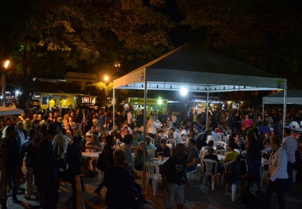 O público prestigiou a primeira noite de Food Truck Itinerante em Cataguases que contou com música ao vivo