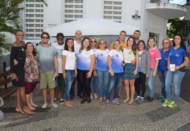 O grupo de rotarianos e demais voluntários participaram da campanha nesta manhã de sábado junto de associados da Aprac