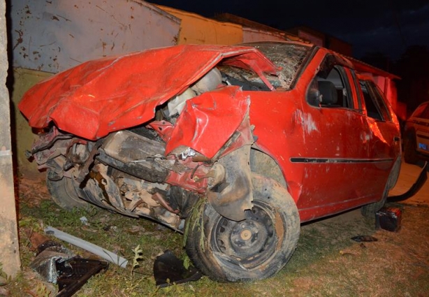O carro ficou totalmente destruído mas seus dois ocupantes não sofreram lesões graves