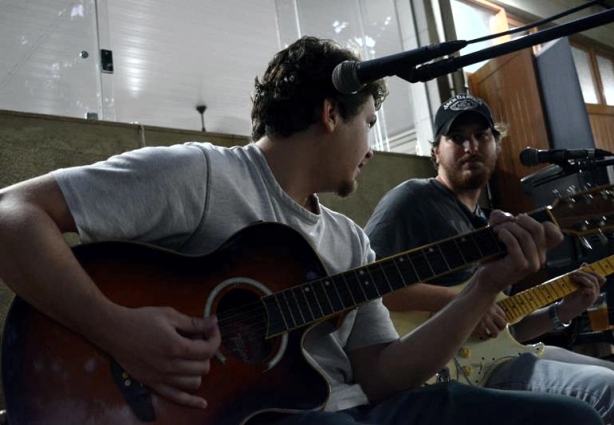 Bendita Feira teve música da melhor qualidade com a dupla Davi e Heitor e ainda discotecagem de Vinil Aluados