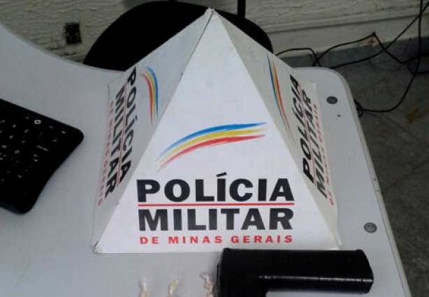 Crack e o simulacro de pistola encontrados na casa do adolescente pelos policiais militares