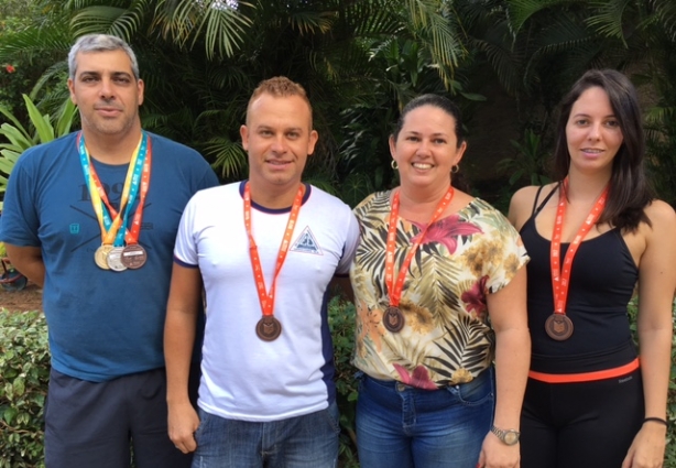 Da esquerda para a direita o professor Paulo Moitão, o vice diretor rodrigo Areal, a diretoria Alessandra Menezes e a professora Gabriela Venturini posam com as medalhas conquistadas