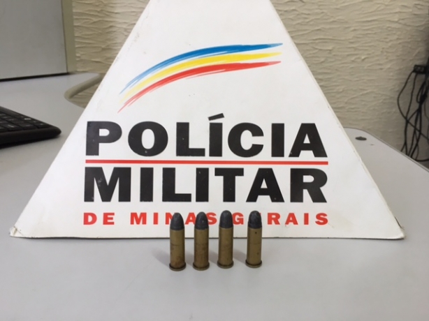 Os policiais encontraram quatro muni&ccedil;&otilde;es de calibre .38 na resid&ecirc;ncia em que o menor estava
