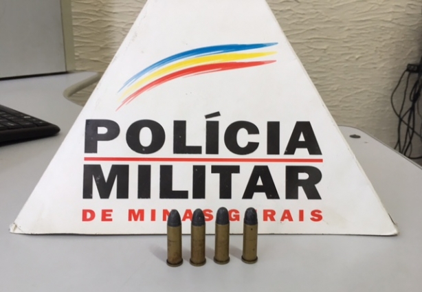 Os policiais encontraram quatro munições de calibre .38 na residência em que o menor estava