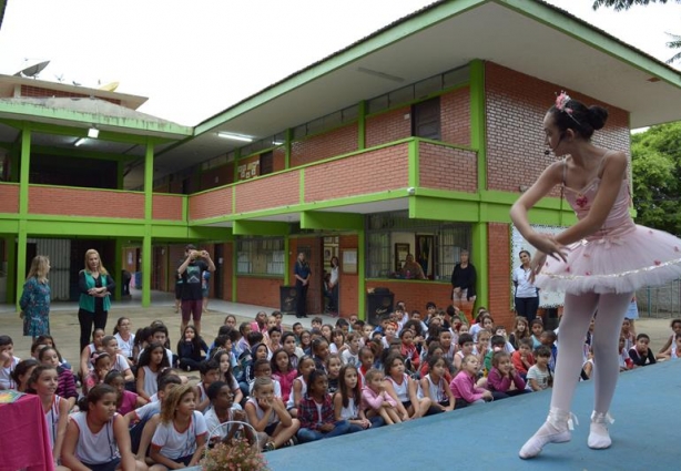 Maria Eliza contou a história do seu livro em dois momentos para os alunos do turno da tarde da Escola Dr. Norberto