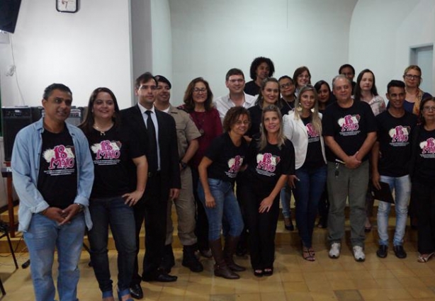 O debate reuniu pessoas da comunidade, estudantes, pais, além de profissionais de educação, saúde, assistência social, polícia militar e polícia civil