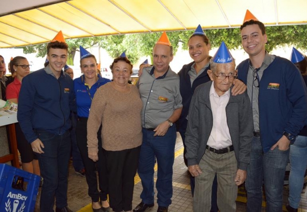 Os fundadores do Supermercado - "seu" Morais e dona Elza - ao lado de familiares, chegam para as comemorações de aniversário