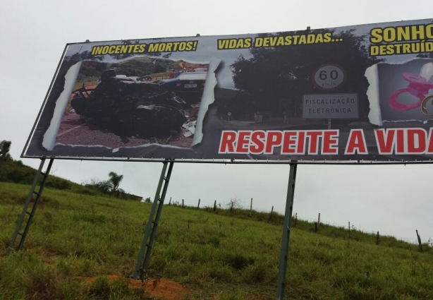 O outdoor faz referências ao acidente e a segurança, além de pedir respeito à vida