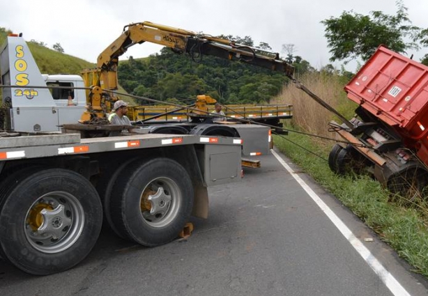 Após cinquenta minutos de estrada interditada a carreta foi retirada da ribanceira