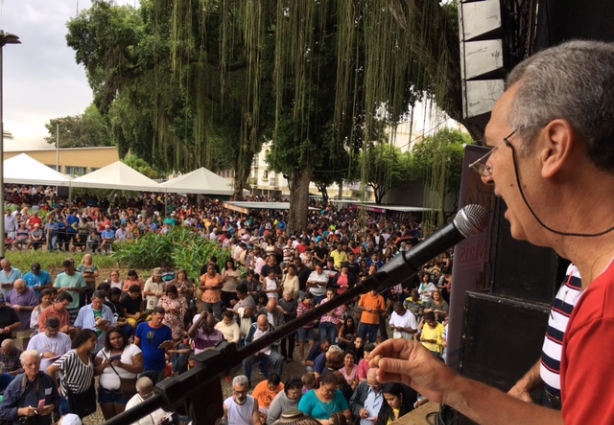 Chiquinho Fernandes, "cantou" o sorteio de prêmios e contou com o auxílio, no palco, do locutor Sousa Mendonça