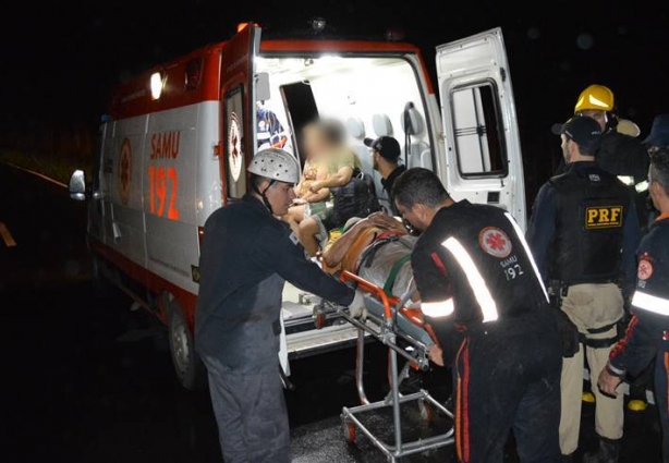 O motorista precisou ser retirado do veículo pelos Bombeiros e pela equipe do SAMU