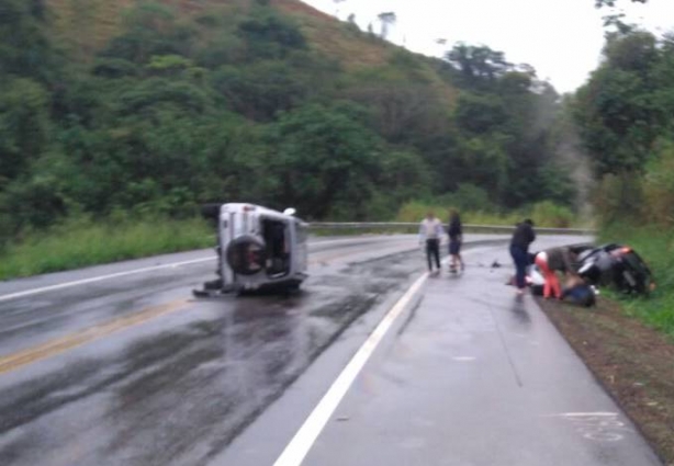 Com o impacto da batida, o Pajero ficou tombado no meio da pista