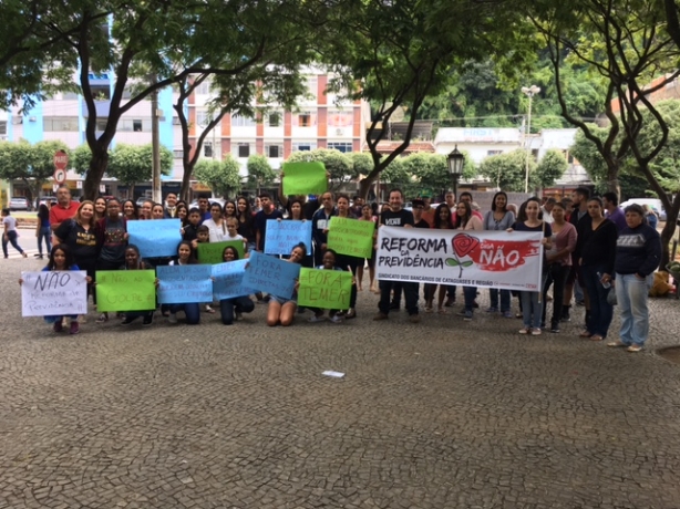 Grupo de manifestantes ocuparam a Pra&ccedil;a Ch&aacute;cara Dona Catarina em mais um protesto contra as reformas da Previd&ecirc;ncia e Trabalhista