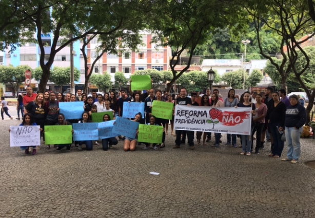 Grupo de manifestantes ocuparam a Praça Chácara Dona Catarina em mais um protesto contra as reformas da Previdência e Trabalhista