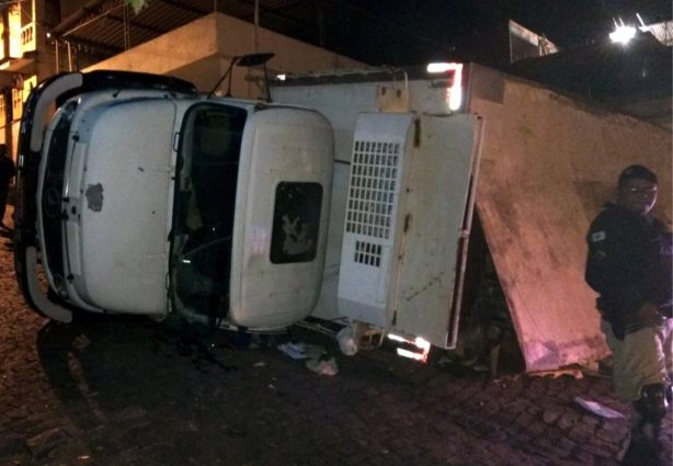 O caminhão apresentou um defeito mecânico no momento em que subia a ladeira o que provocou a perda do controle de direção pelo motorista