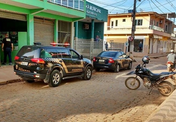 Viaturas da Polícia Federal amanheceram em Fervedouro nesta terça-feira