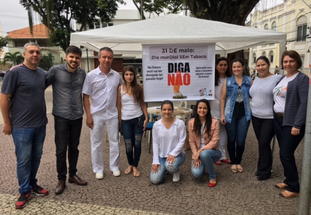 A equipe de saúde está na Praça Rui Barbosa conscientizando a população sobre os males provocados pelo uso do tabaco