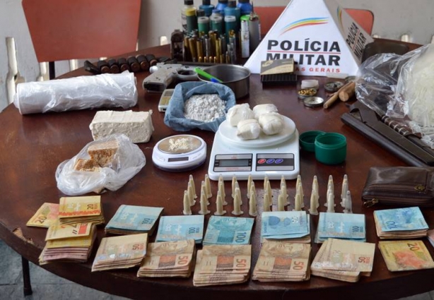 Na ação, policiais militares apreenderam crack, cocaína, dinheiro, espingarda e muitas munições