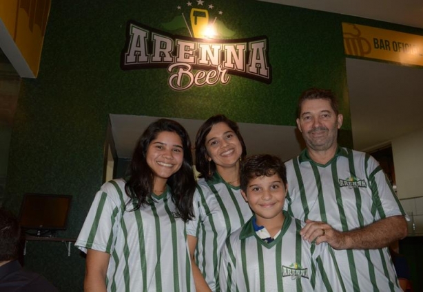 Sinara, Lano e os filhos: os novos proprietários do agora Arenna Beer, ex-Goiaba, agora um aconchegante bar temático