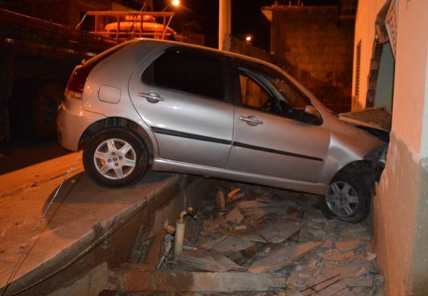 O motorista do veículo, que não é habilitado, teria se assustado ao ser ultrapassado e perdeu o controle da direção