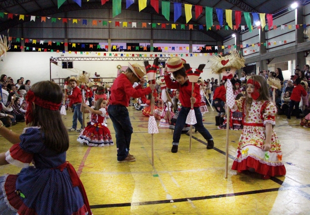 A festa junina do Colégio Carmo mobiliza a comunidade em torno de suas atrações, além de começar na parte da tarde